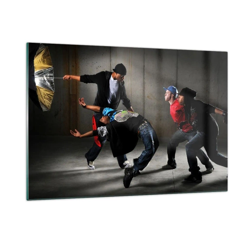 Obraz na szkle - Grupa tancerzy w dynamicznej pozie na tle industrialnym - 120x80cm - Tańczący z ulicznym wiatrem - Nowoczesna dekoracja ścienna do salonu, kuchni i sypialni ARTTOR
