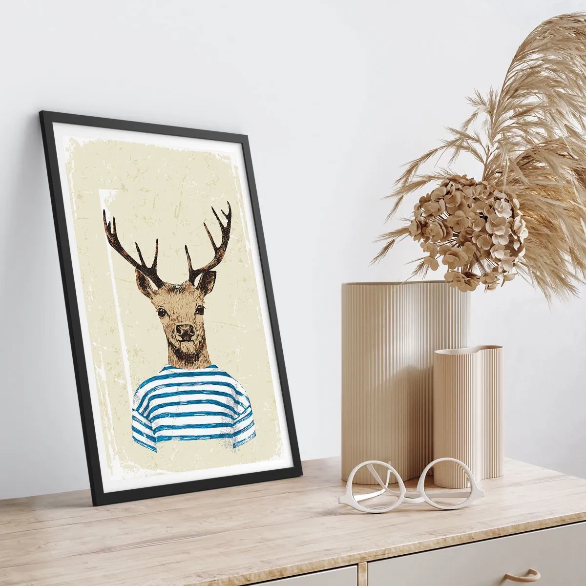 Plakat w czarnej ramie - Grafika jelenia w marynarskim ubraniu - 50x70cm - Bo lubię koszulki w paski! - Nowoczesna dekoracja ścienna do salonu i sypialni ARTTOR