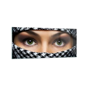 Obraz na szkle - Zielone oczy kobiety ukryte za wzorzystym materiałem w czerni i bieli - 120x50cm - Portret zakwefionej zielonookiej piękności - Nowoczesna dekoracja ścienna do salonu i sypialni ARTTOR