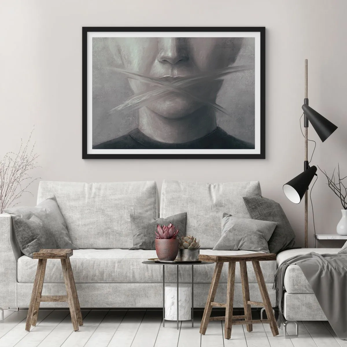 Plakat w czarnej ramie - Symboliczny portret z zamazanymi ustami w szarej tonacji - 100x70cm - Ani słowa - Nowoczesna dekoracja ścienna do salonu i sypialni ARTTOR
