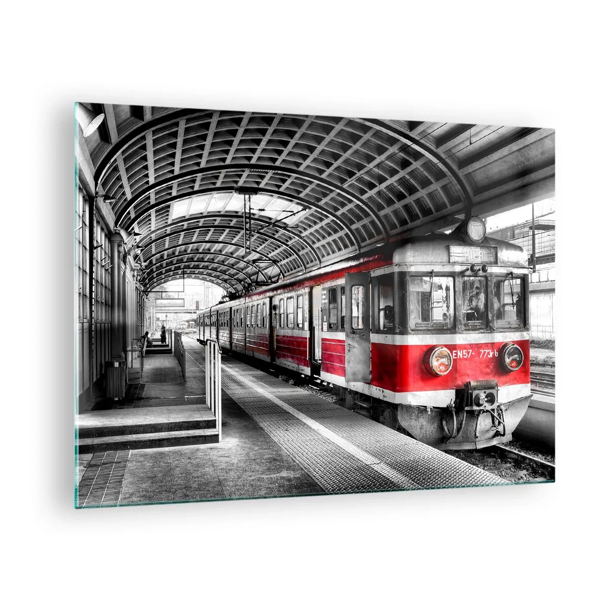 Obraz na szkle - Czerwony pociąg na stacji pod zadaszeniem - 70x50cm - Może to podróż życia? - Nowoczesna dekoracja ścienna do salonu i sypialni ARTTOR
