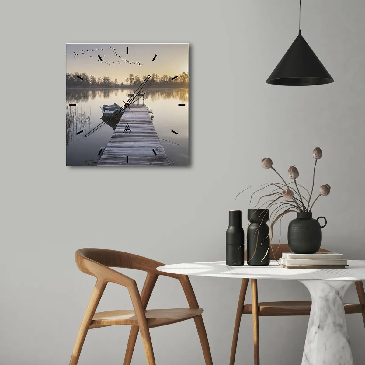 Zegar ścienny - Pomost nad jeziorem o poranku z łódką i krzesłami - 30x30cm - Wrócę za jakiś czas - Nowoczesna dekoracja ścienna do salonu i sypialni ARTTOR