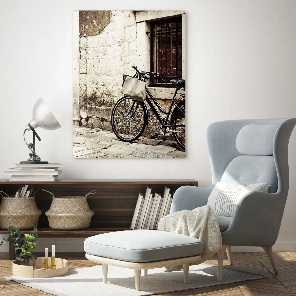 Obraz na szkle - Czarno-biały rower oparty o starą kamienicę - 50x70cm - Powrót do przeszłości - Nowoczesna dekoracja ścienna do salonu, kuchni i sypialni ARTTOR