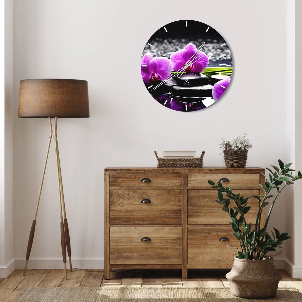 Zegar ścienny - Fioletowe storczyki z kamieniami i świeczką na wodzie - 30x30cm - Utonąć w ciszy i spokoju - Nowoczesna dekoracja ścienna do salonu, kuchni i sypialni ARTTOR