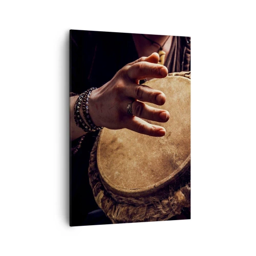 Obraz na płótnie - Ręce grające na tradycyjnym bębnie djembe - 70x100cm - W rytmie serca - Nowoczesna dekoracja ścienna do salonu i sypialni ARTTOR