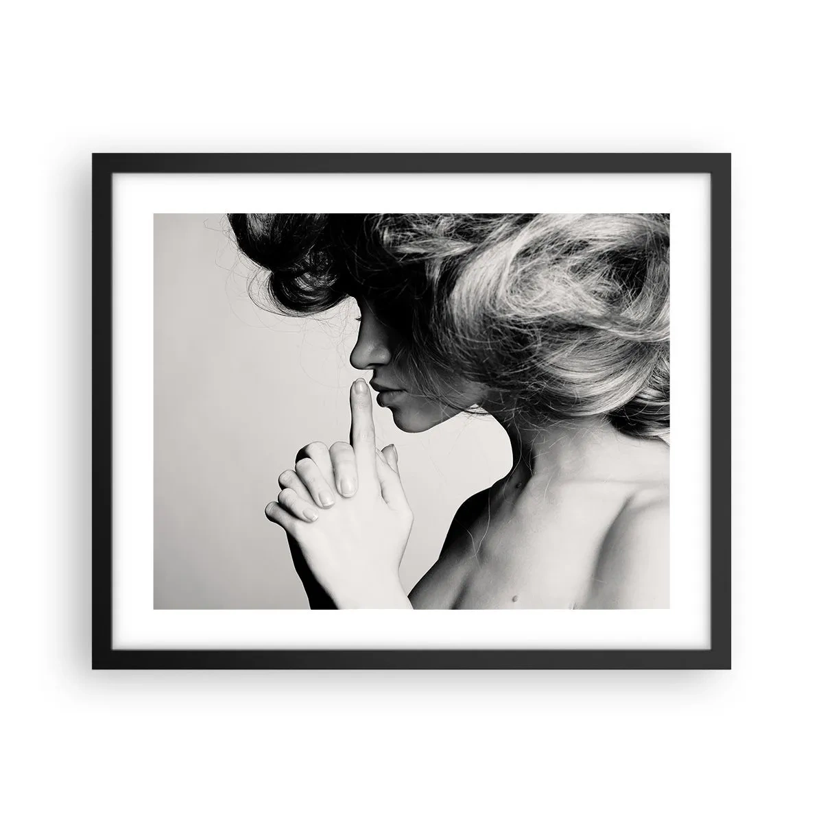 Plakat w czarnej ramie - Zasłuchana w sobie - 50x40 cm