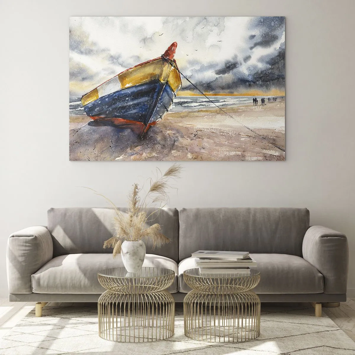 Obraz na szkle - Kolorowa łódź na plaży podczas zachmurzonego dnia - 70x50cm - Odpoczynek na brzegu - Nowoczesna dekoracja ścienna do salonu i sypialni ARTTOR