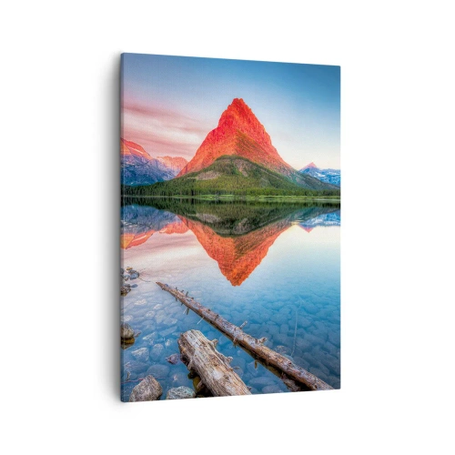 Obraz na płótnie - Góra oświetlona ciepłym światłem odbijająca się w tafli jeziora - 50x70cm - Żar i chłód - Nowoczesna dekoracja ścienna do salonu, kuchni i sypialni ARTTOR