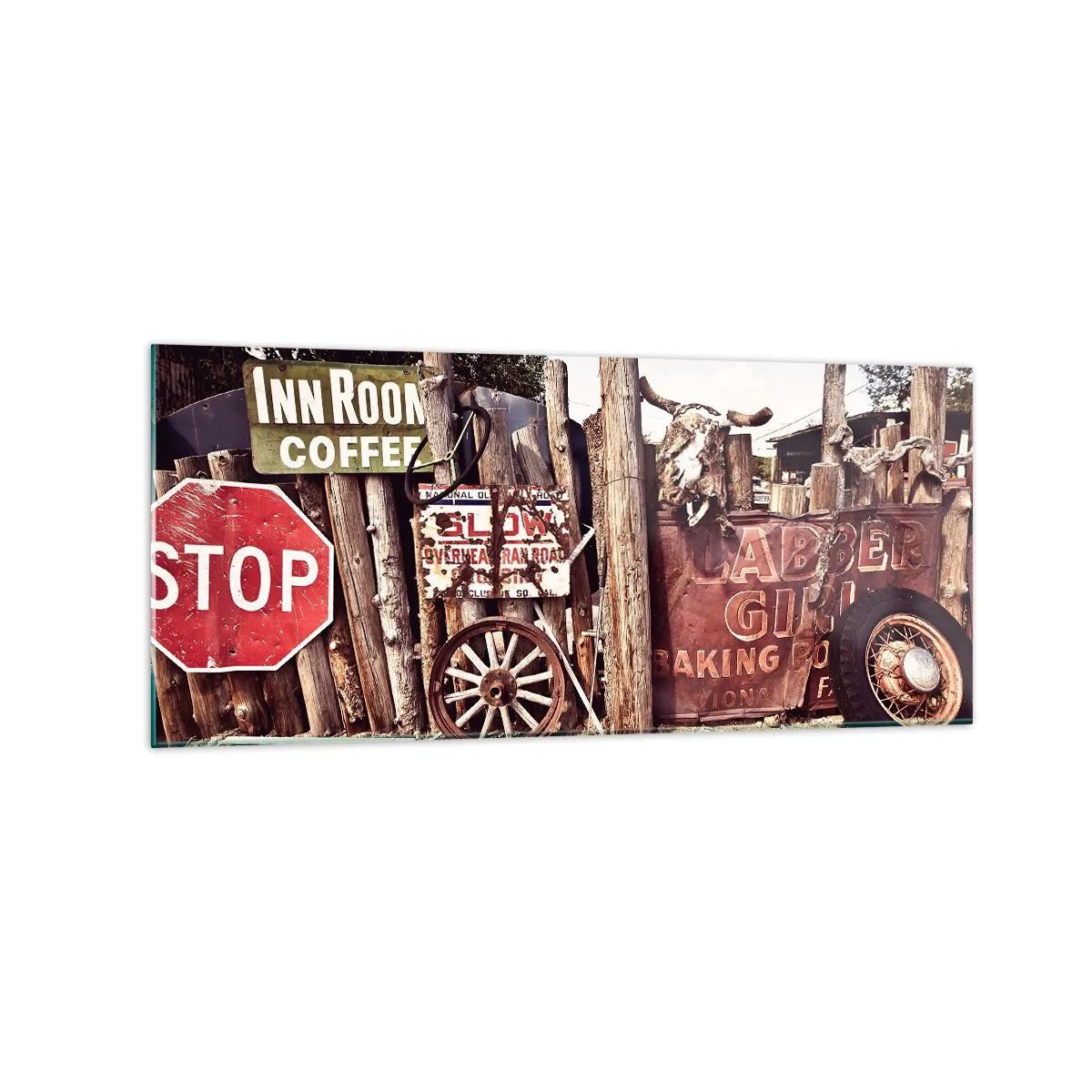 Obraz na szkle - Rustykalne dekoracje z tablicami i kołem na ogrodzeniu - 120x50cm - A czas się zatrzymał - Nowoczesna dekoracja ścienna do salonu i sypialni ARTTOR