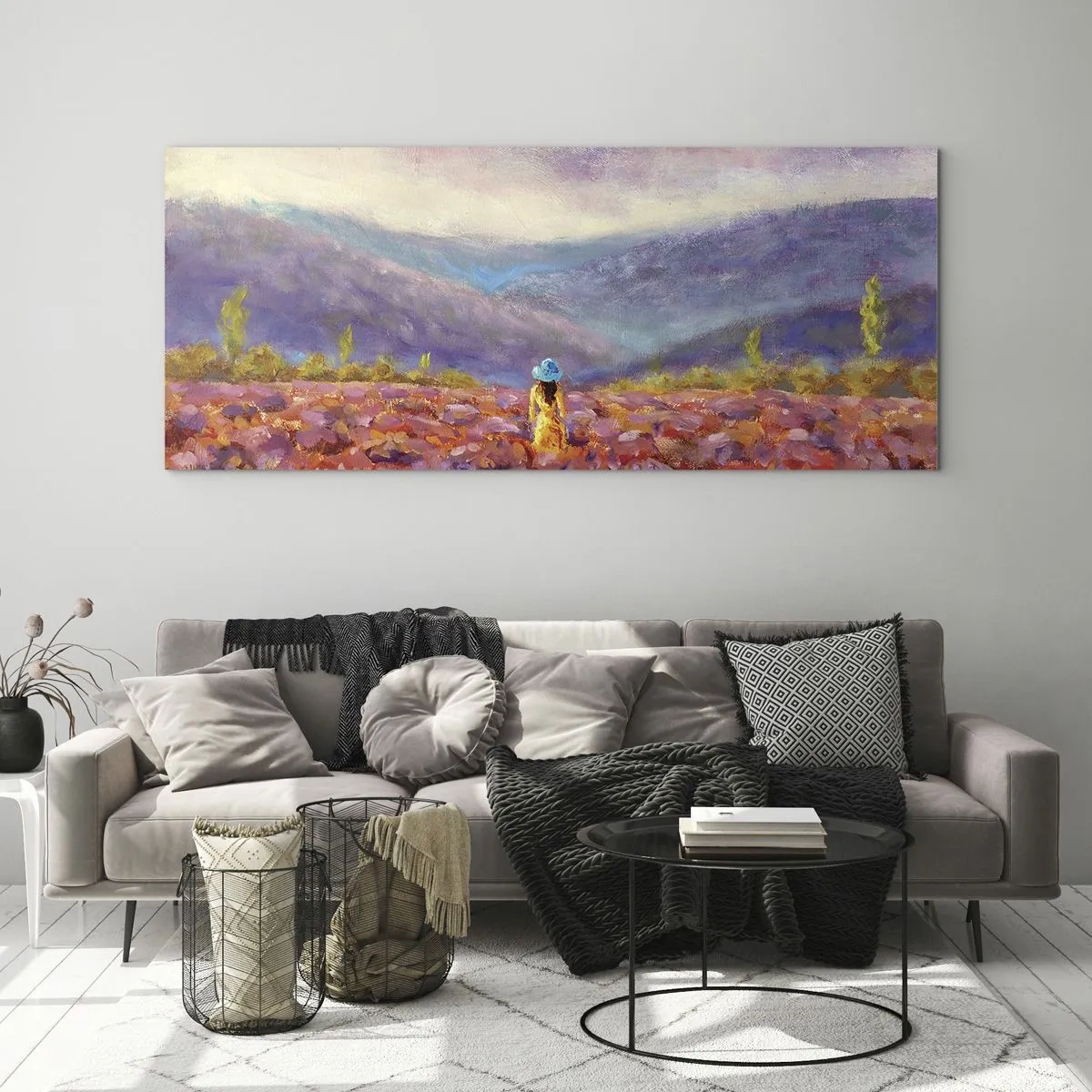 Obraz na szkle - Kobieta w kapeluszu spacerująca po polu lawendy - 160x50cm - W lawendowym świecie - Nowoczesna dekoracja ścienna do salonu i sypialni ARTTOR