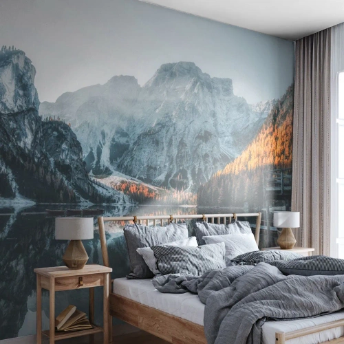 Fototapeta Standard Eco - Górski krajobraz odbijający się w tafli jeziora - 100x70cm - Lustrzany pejzaż - Nowoczesna dekoracja ścienna do salonu i sypialni ARTTOR