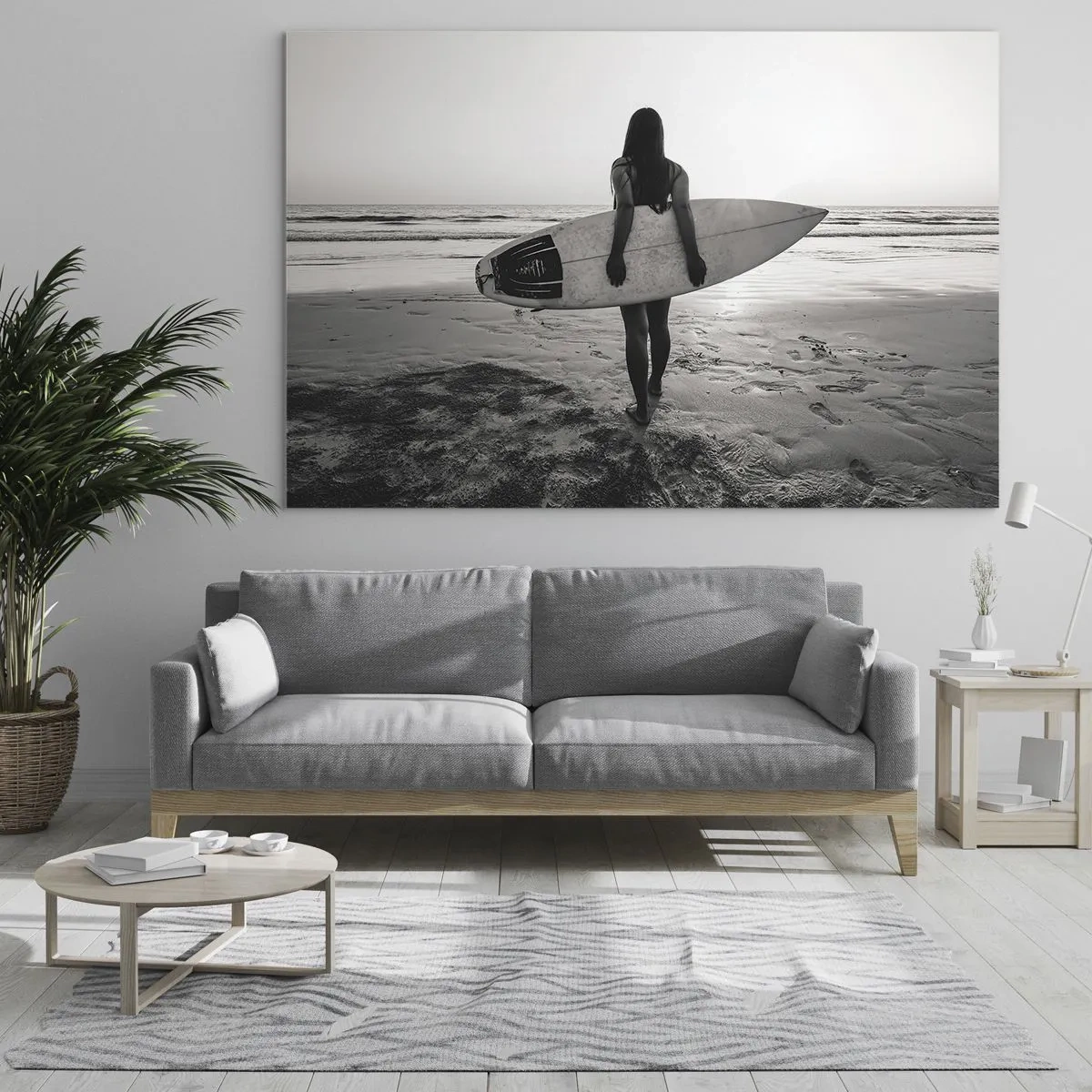Obraz na szkle - Kobieta z deską surfingową na plaży o wschodzie słońca - 70x50cm - Córka morskiej fali - Nowoczesna dekoracja ścienna do salonu i sypialni ARTTOR