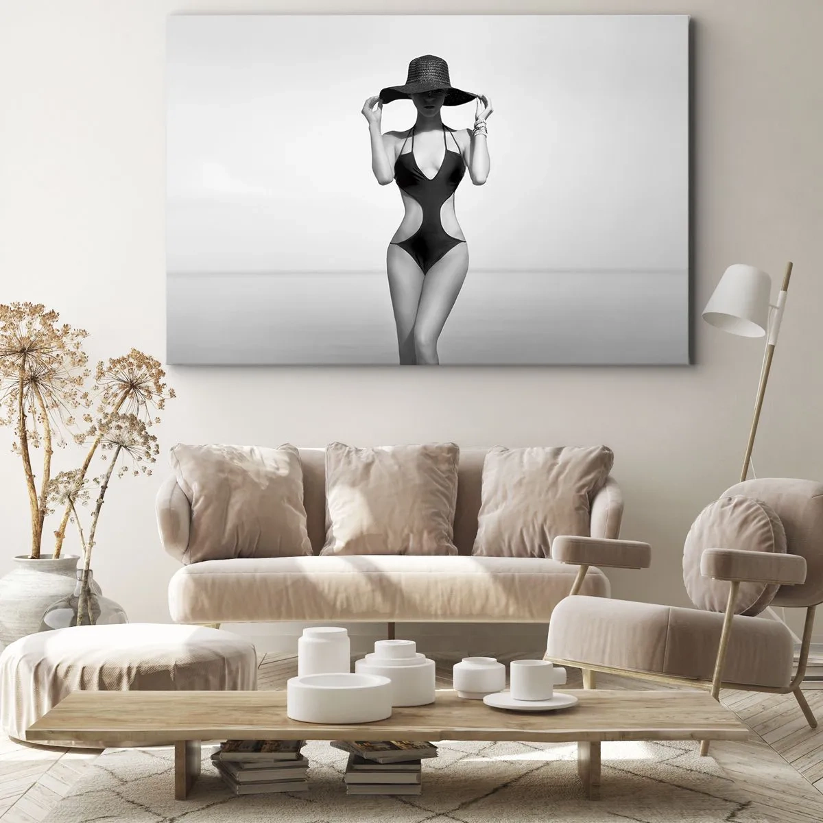 Obraz na płótnie - Czarno-biała sylwetka kobiety w kapeluszu na tle morza - 70x50cm - Na imię mi: Elegancja - Nowoczesna dekoracja ścienna do salonu i sypialni ARTTOR