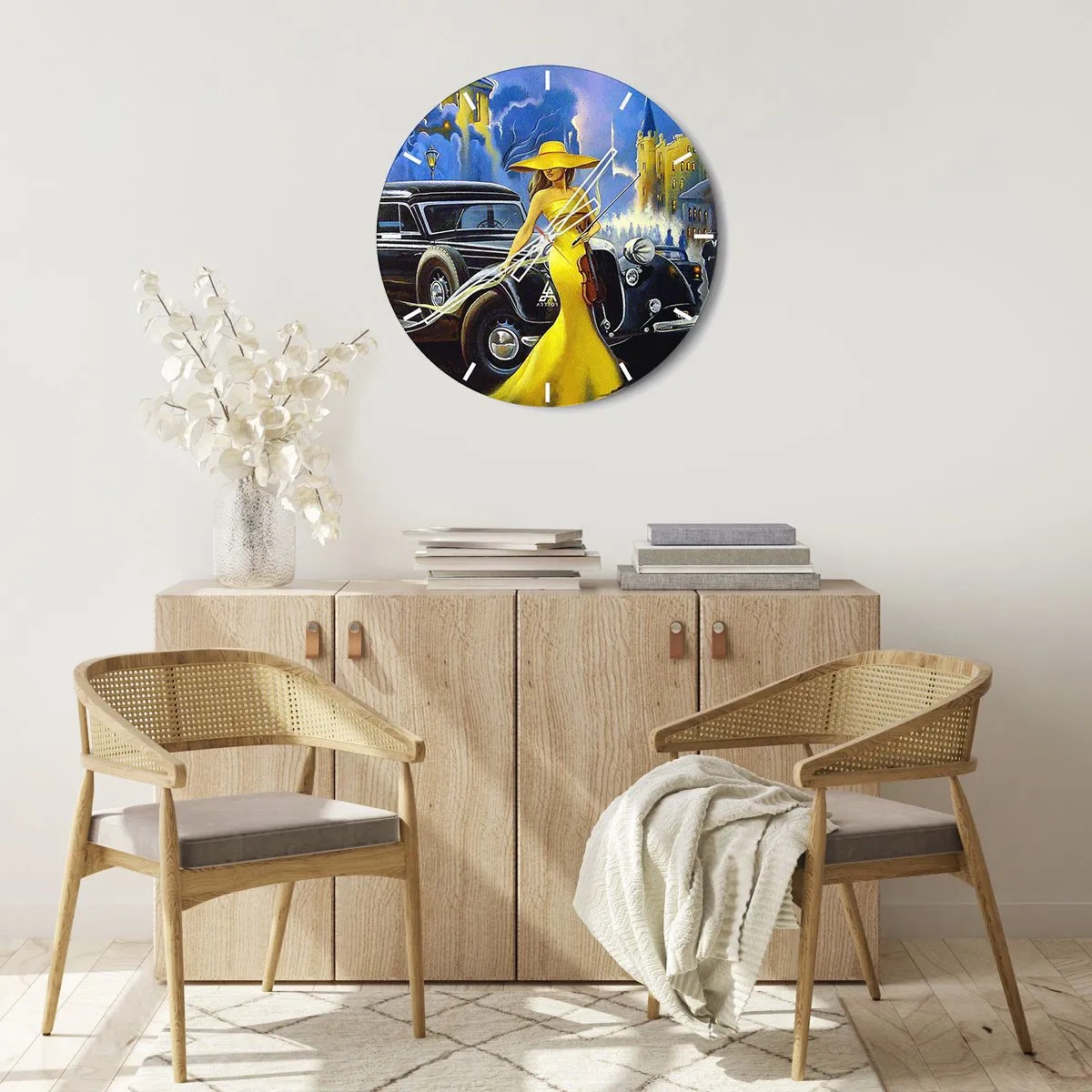 Zegar ścienny - Kobieta w żółtej sukni z skrzypcami obok klasycznego samochodu - 30x30cm - Nokturn na skrzypce i miłość - Nowoczesna dekoracja ścienna do salonu, kuchni i sypialni ARTTOR