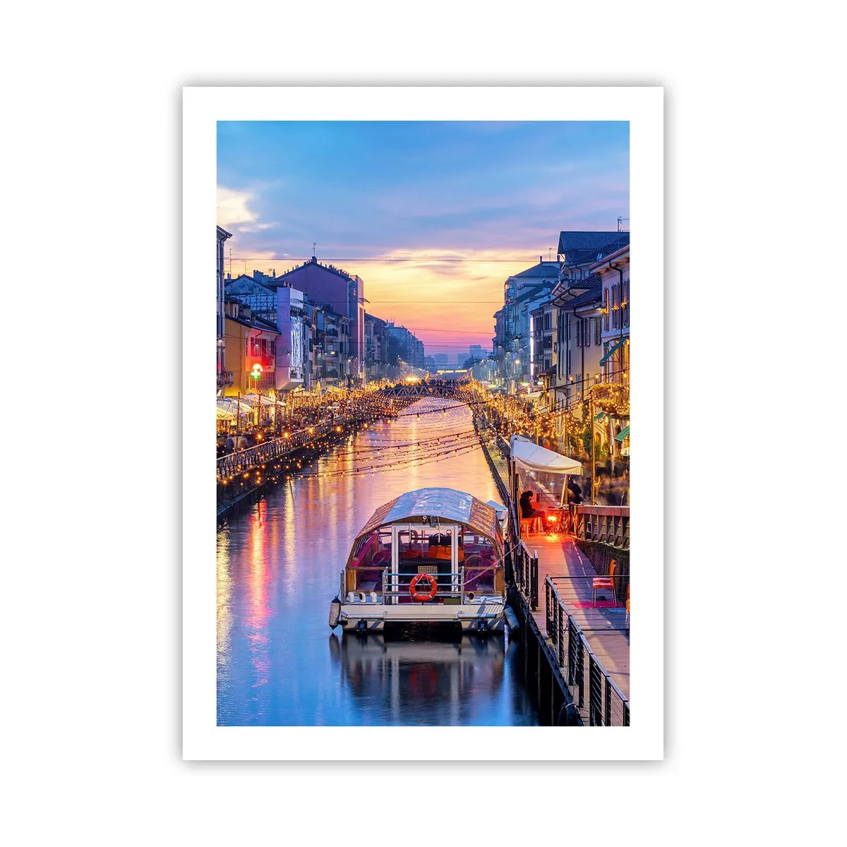 Plakat - Kanał z łodzią i oświetleniem wieczornym w pastelowym zachodzie - 50x70cm - Wieczór światła i zabawy - Nowoczesna dekoracja ścienna do salonu, kuchni i sypialni ARTTOR