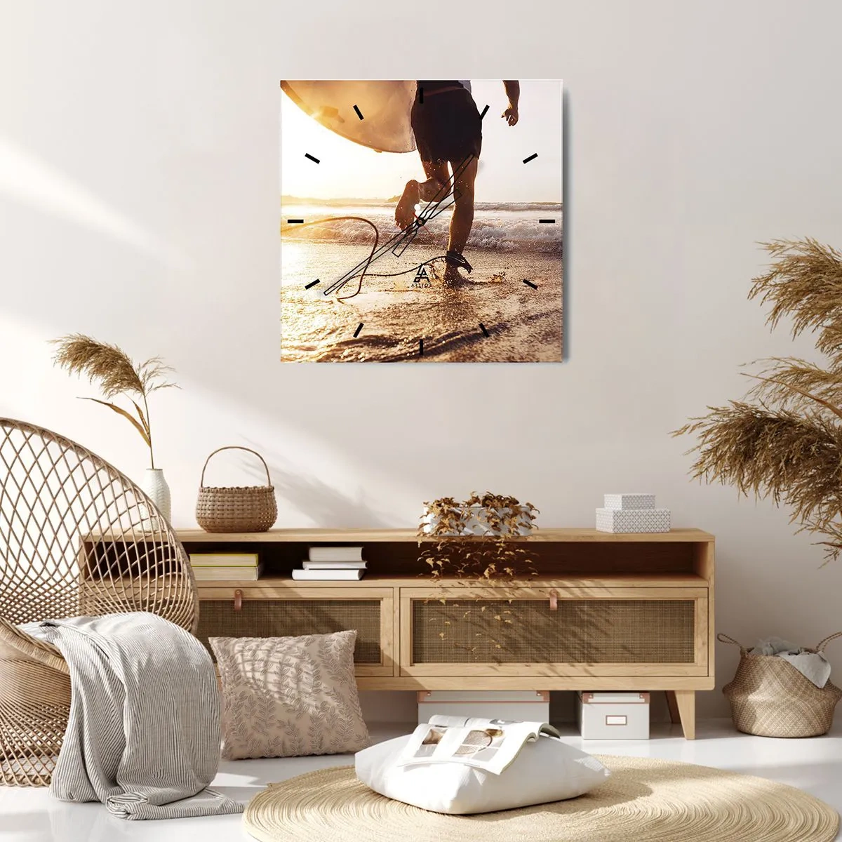 Zegar ścienny - Surfer biegnący po plaży z deską w blasku słońca - 30x30cm - Na spotkanie fali - Nowoczesna dekoracja ścienna do salonu i sypialni ARTTOR