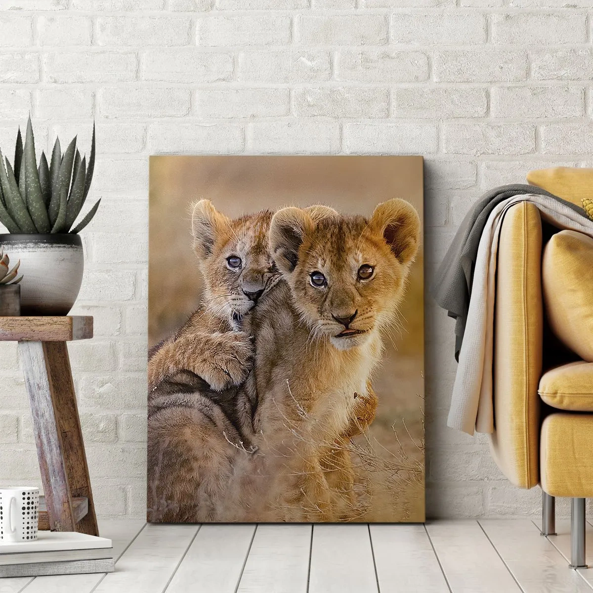 Obraz na płótnie - Urocze lwiątka w naturalnym otoczeniu - 80x120cm - Nie przeszkadzać! Bawimy się - Nowoczesna dekoracja ścienna do salonu i sypialni ARTTOR