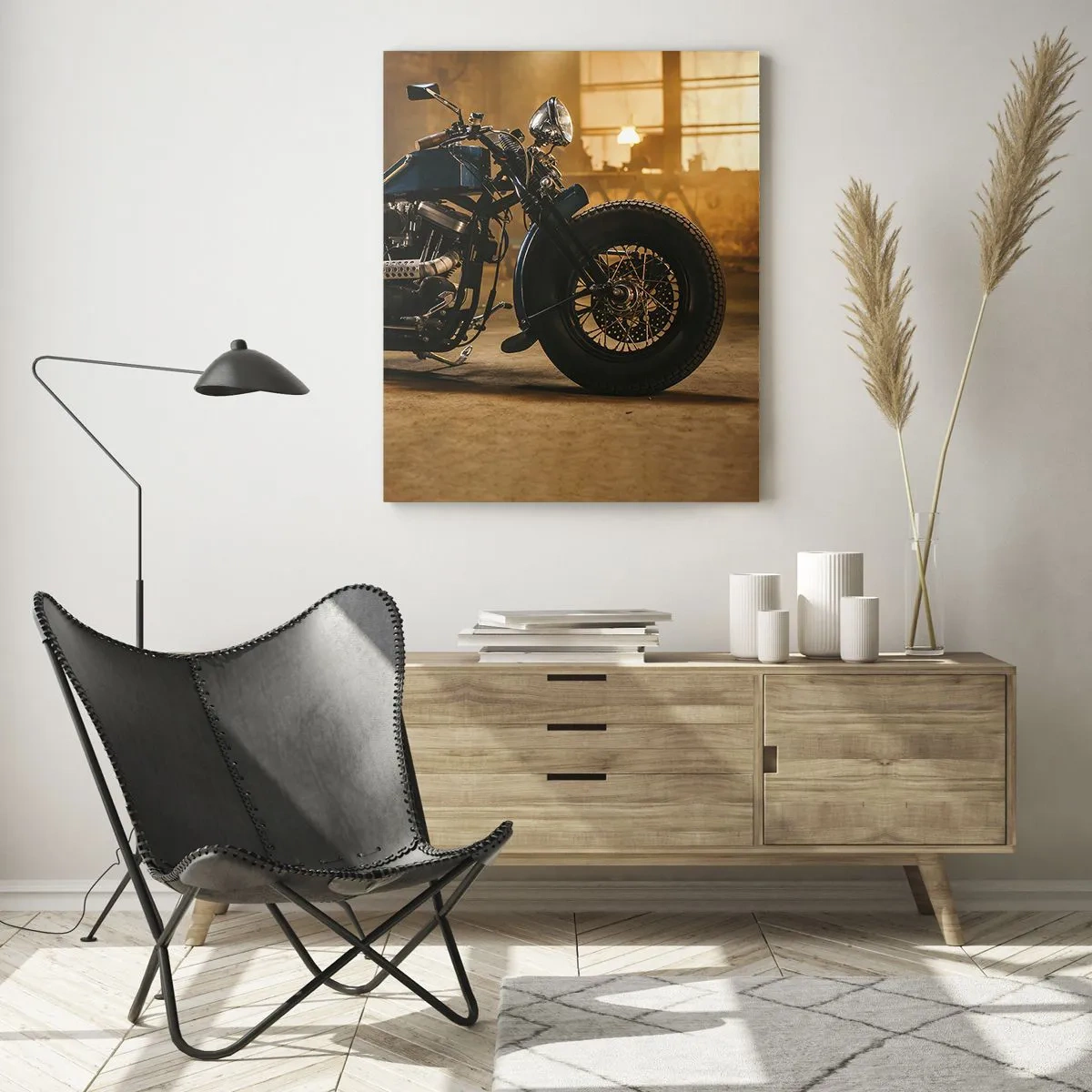 Obraz na szkle - Stylowy motocykl w industrialnym wnętrzu z ciepłym oświetleniem - 70x100cm - Mogę wszystko - Nowoczesna dekoracja ścienna do salonu i sypialni ARTTOR