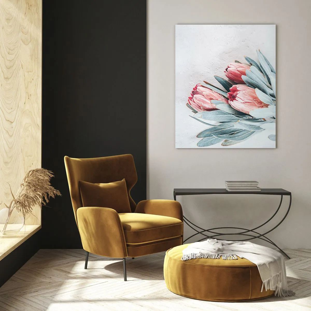 Obraz na szkle - Trzy pastelowe kwiaty protei z liśćmi na jasnym tle - 50x70cm - Zawstydzone własną urodą - Nowoczesna dekoracja ścienna do salonu, kuchni i sypialni ARTTOR