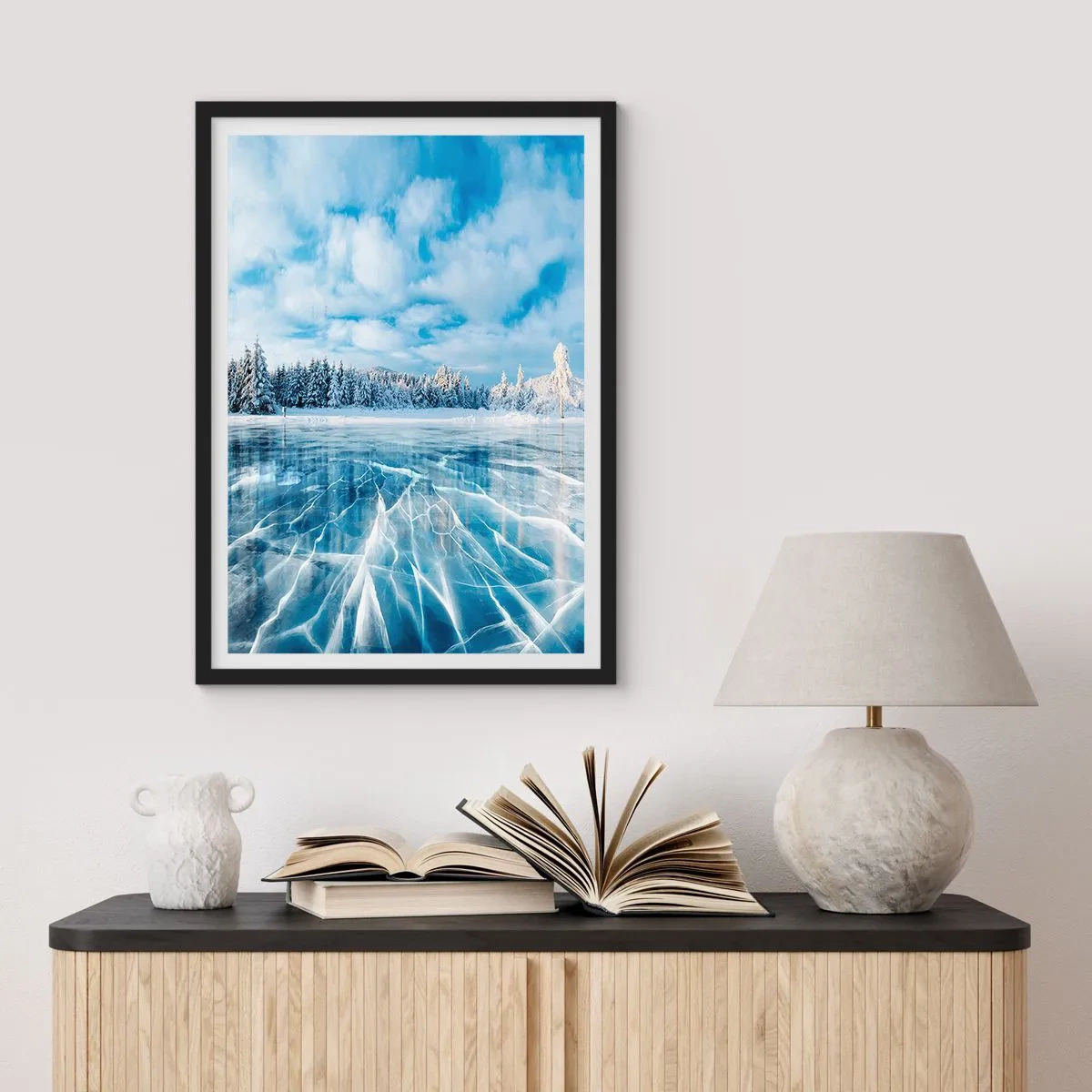 Plakat w czarnej ramie - Zamarznięte jezioro w zimowym krajobrazie - 50x70cm - Olśniewający i krystaliczny widok - Nowoczesna dekoracja ścienna do salonu i sypialni ARTTOR