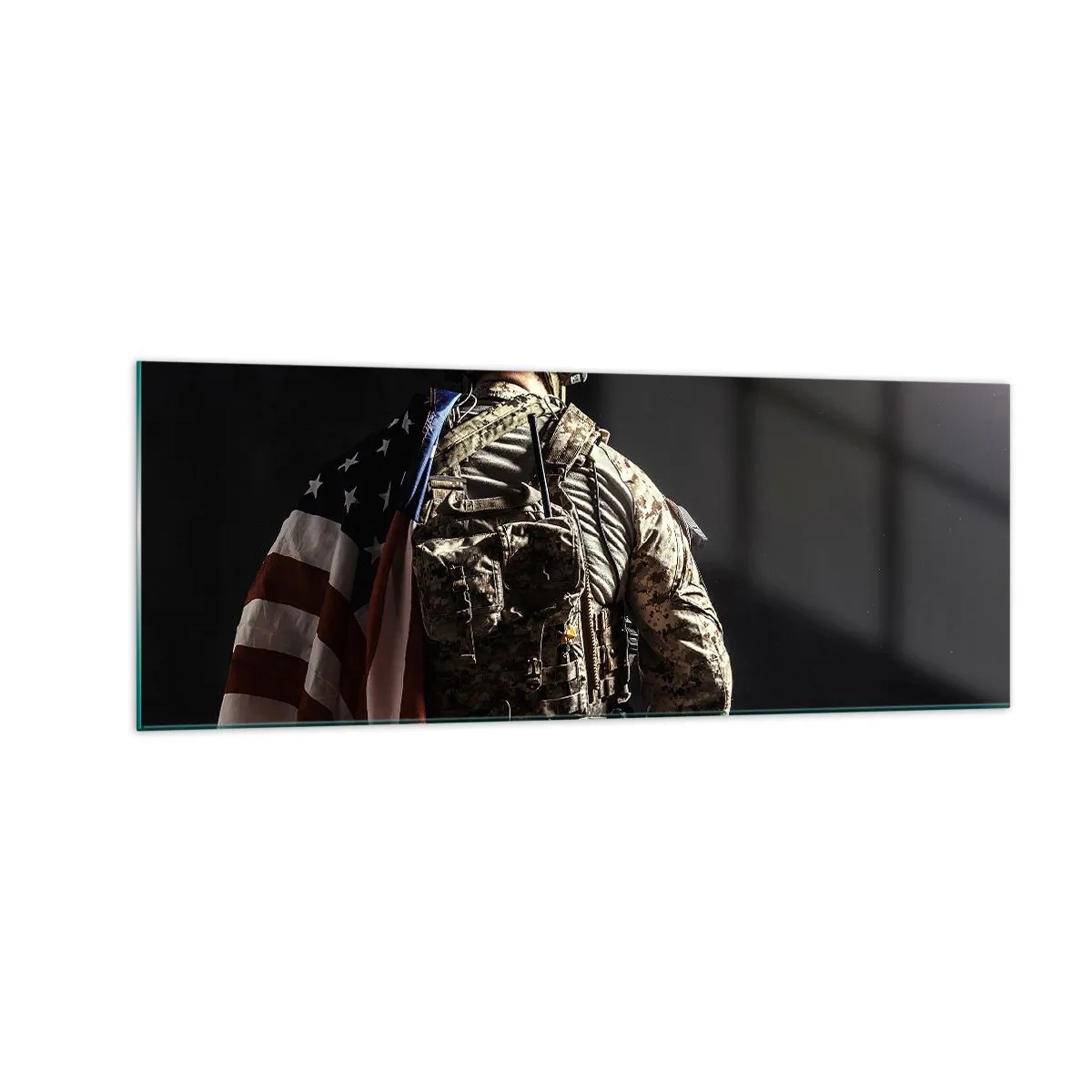 Obraz na szkle - Żołnierz w mundurze z flagą na tle ciemności - 140x50cm - Właśnie dlatego - Nowoczesna dekoracja ścienna do salonu i sypialni ARTTOR