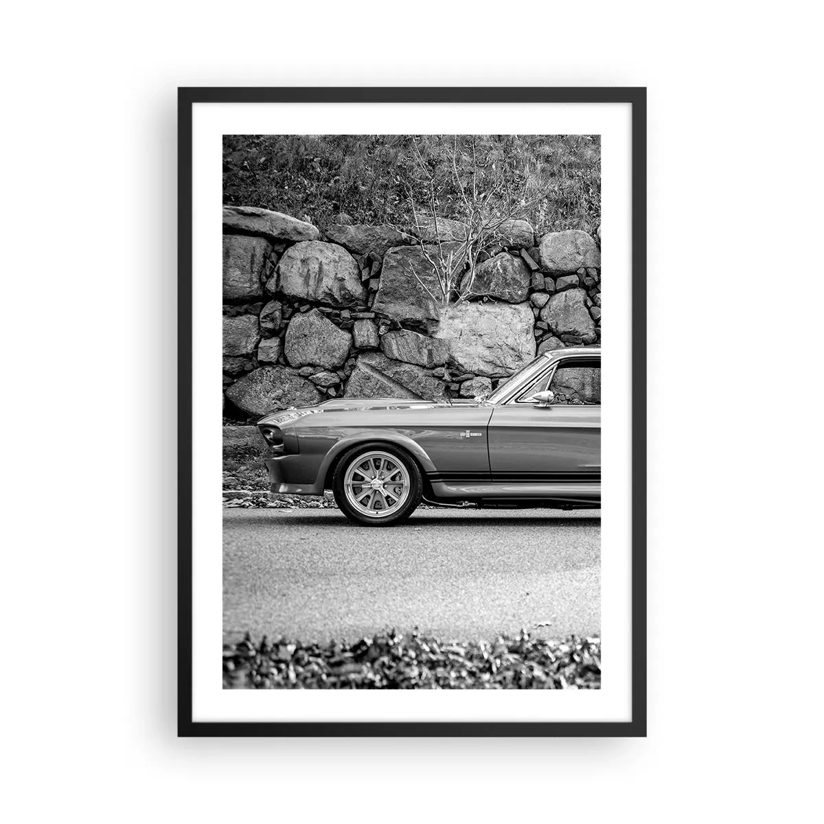 Plakat w czarnej ramie - Czarno-biały klasyczny samochód na tle kamiennego muru - 50x70cm - Legenda lat 60. - Nowoczesna dekoracja ścienna do salonu i sypialni ARTTOR