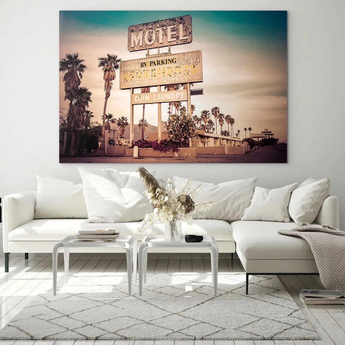 Obraz na szkle - Stary szyld motelu otoczony palmami w klimacie retro - 70x50cm - Tu czas się zatrzymał - Nowoczesna dekoracja ścienna do salonu i sypialni ARTTOR