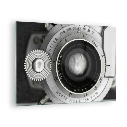 Obraz na szkle - Zbliżenie na obiektyw starego aparatu, pełne nostalgii i klimatu vintage - 70x50cm - Opowieść o Hollywood - Nowoczesna dekoracja ścienna do salonu i sypialni ARTTOR