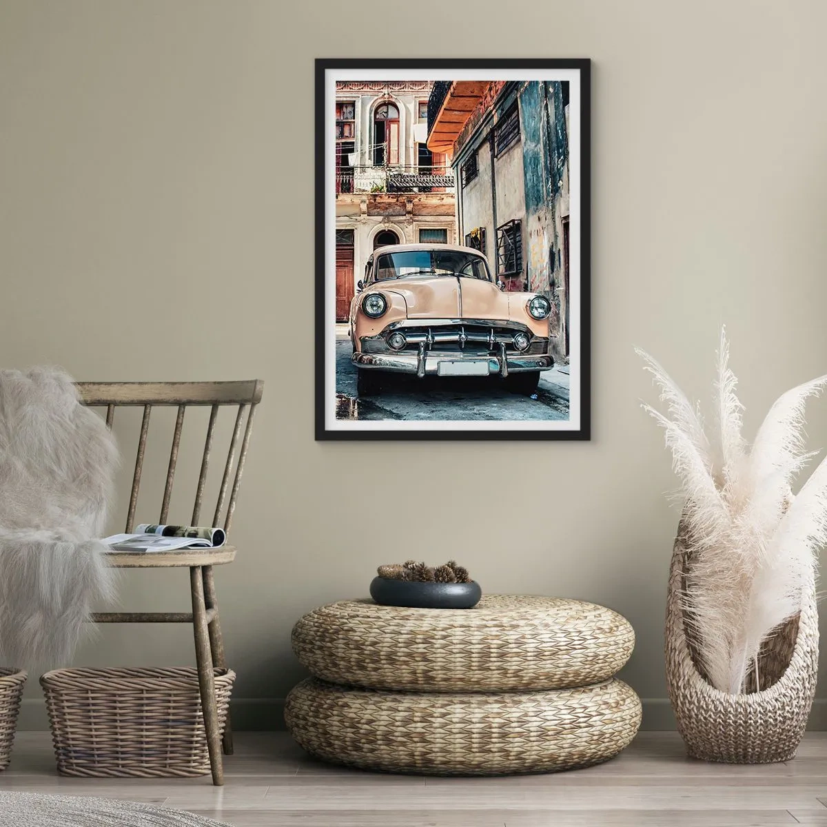 Plakat w czarnej ramie - Klasyczny samochód w retro miejskiej scenerii - 50x70cm - Sjesta w Hawanie - Nowoczesna dekoracja ścienna do salonu i sypialni ARTTOR