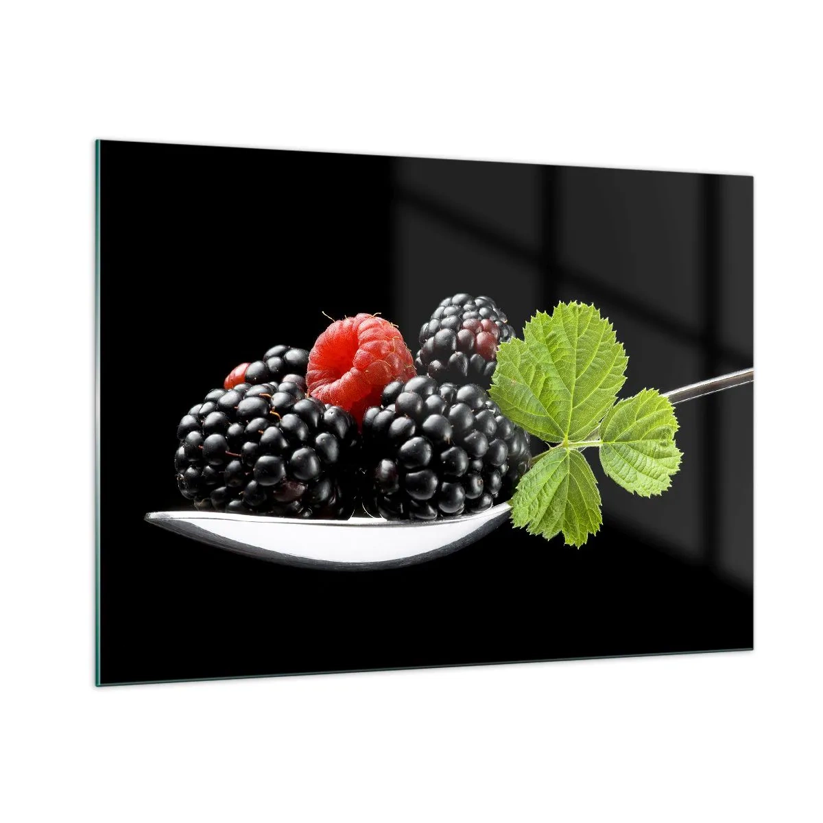 Obraz na szkle - Maliny i jeżyny na łyżce z zielonym liściem na czarnym tle - 100x70cm - Smak świeżości - Nowoczesna dekoracja ścienna do salonu, kuchni i sypialni ARTTOR