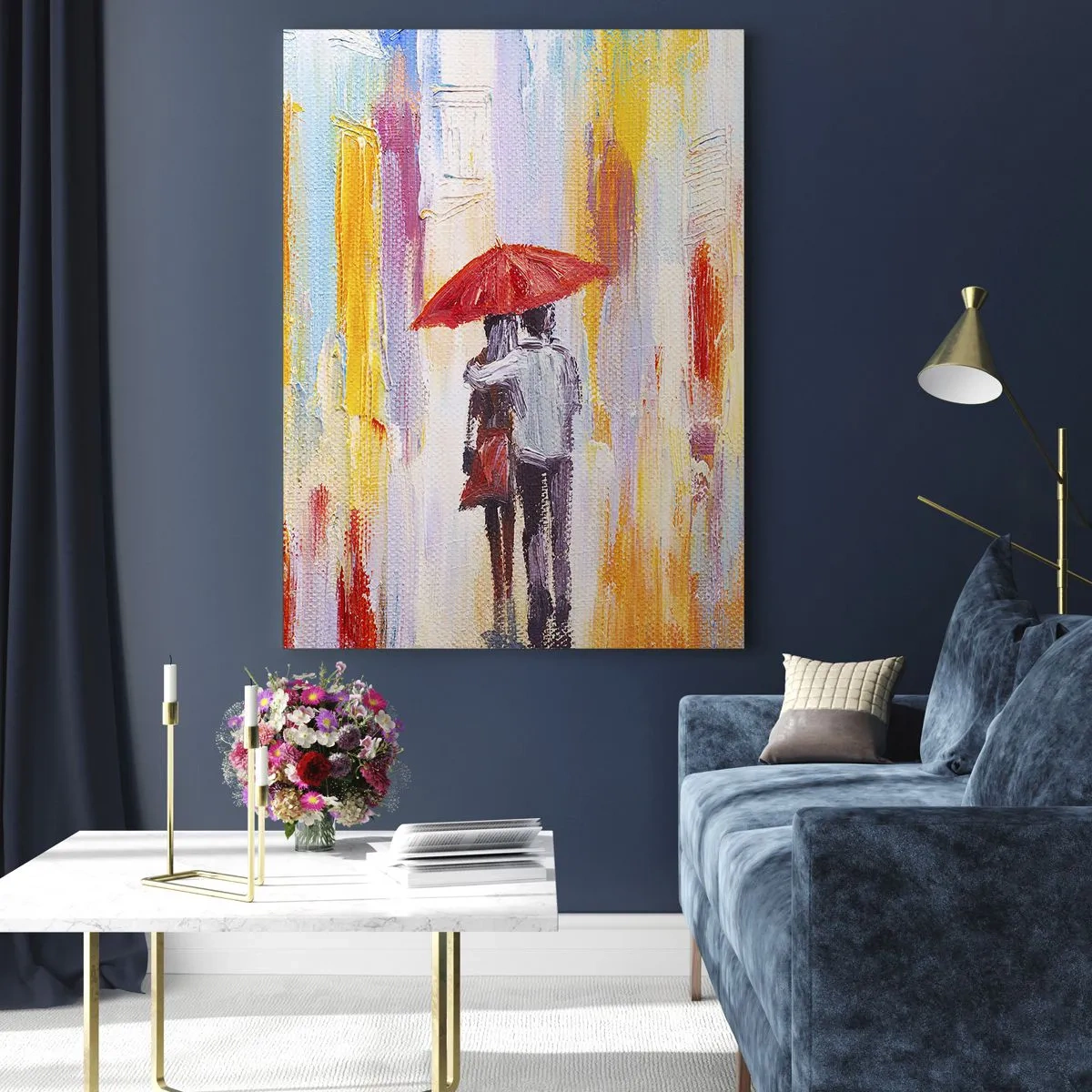 Obraz na szkle - Para trzymająca czerwony parasol w deszczu na tle kolorowej ulicy - 50x70cm - Niech pada dalej - Nowoczesna dekoracja ścienna do salonu, kuchni i sypialni ARTTOR