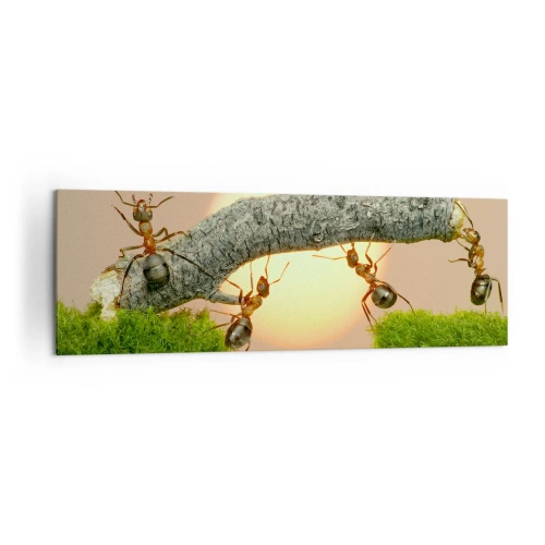 Obraz na płótnie - Mrówki budujące most z gałęzi na tle zachodzącego słońca - 160x50cm - Radosna, wspólna praca - Nowoczesna dekoracja ścienna do salonu i sypialni ARTTOR