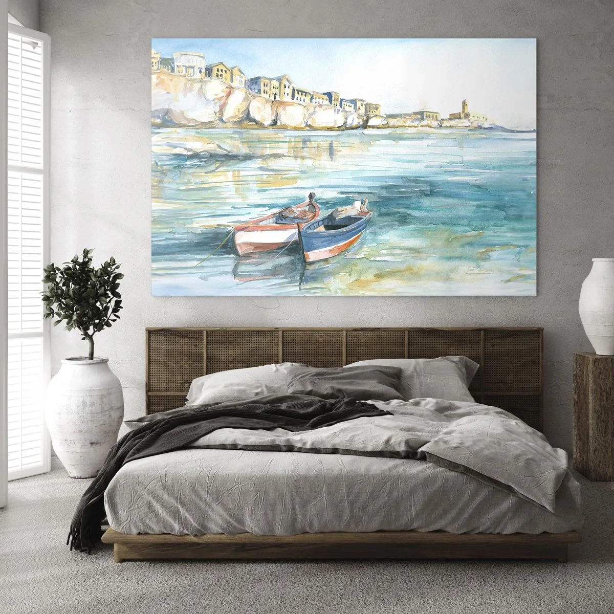 Obraz na szkle - Akwamarynowa zatoka z łodziami i zabudową na klifie - 70x50cm - Pejzaż w lazurze - Nowoczesna dekoracja ścienna do salonu i sypialni ARTTOR
