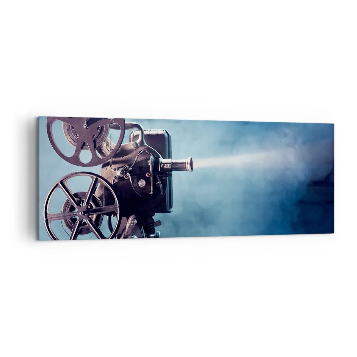 Obraz na płótnie - Stary projektor filmowy rzucający światło na tle błękitnej scenerii - 140x50cm - W starym kinie - Nowoczesna dekoracja ścienna do salonu i sypialni ARTTOR