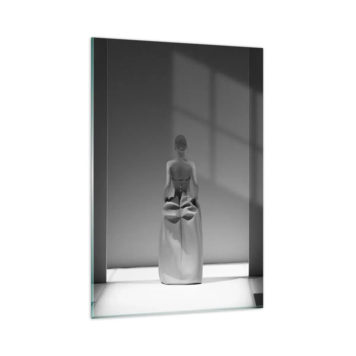 Obraz na szkle - Czarno-biały obraz z minimalistyczną sceną kobiety w geometrycznej przestrzeni - 80x120cm - Wyrafinowana prostota - Nowoczesna dekoracja ścienna do salonu i sypialni ARTTOR