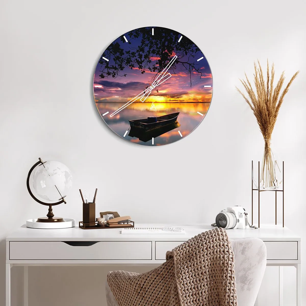 Zegar ścienny - Łódź na jeziorze w świetle zachodzącego słońca - 30x30cm - "Zdajesz się wisieć w środku niebokręga…" - Nowoczesna dekoracja ścienna do salonu, kuchni i sypialni ARTTOR