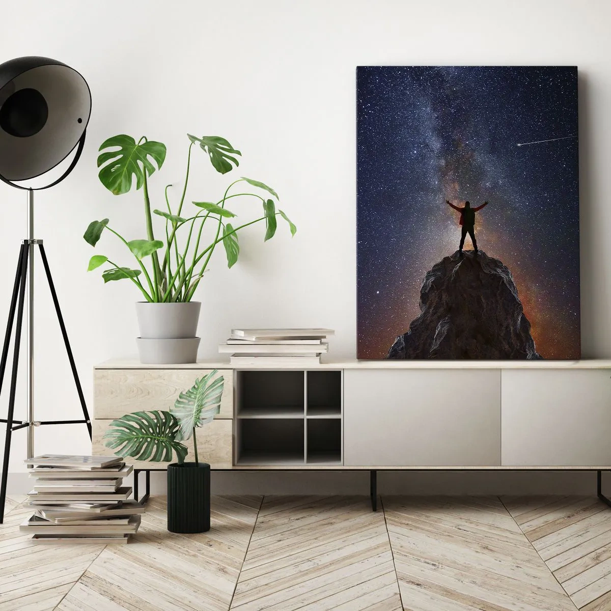 Obraz na płótnie - Sylwetka osoby na szczycie skały pod rozgwieżdżonym niebem - 50x70cm - Moc jest ze mną! - Nowoczesna dekoracja ścienna do salonu, kuchni i sypialni ARTTOR