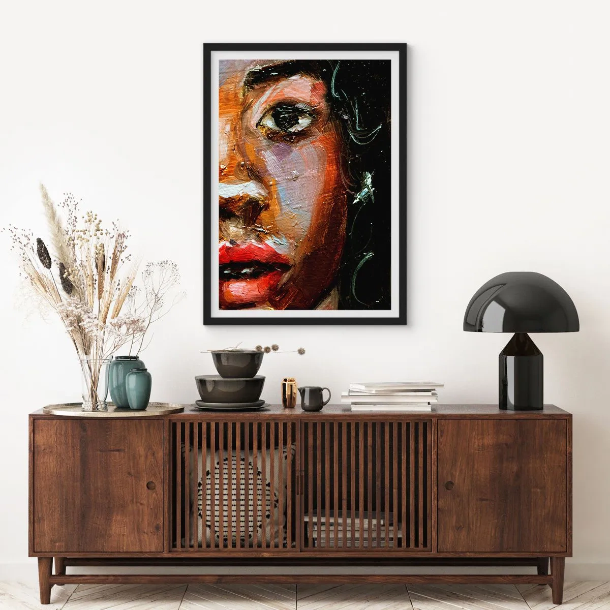 Plakat w czarnej ramie - Abstrakcyjny portret kobiety w intensywnych barwach z wyrazistym okiem - 50x70cm - Czerń i blask - Nowoczesna dekoracja ścienna do salonu i sypialni ARTTOR