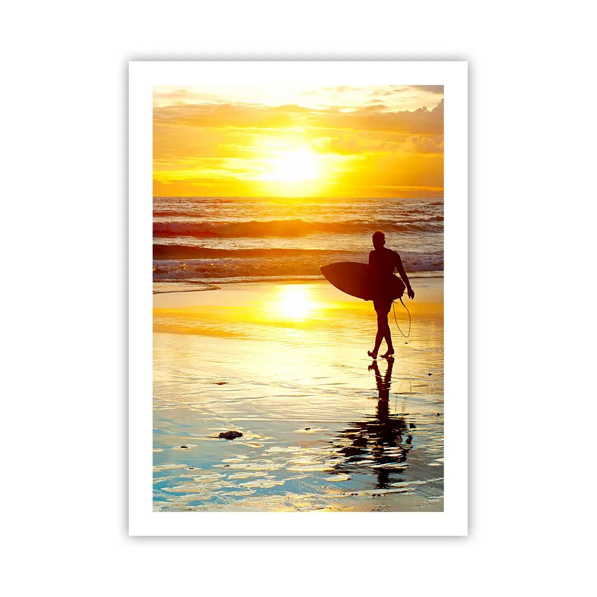 Plakat - Surfer spacerujący po plaży o zachodzie słońca - 50x70cm - Powrót wojownika - Nowoczesna dekoracja ścienna do salonu, kuchni i sypialni ARTTOR