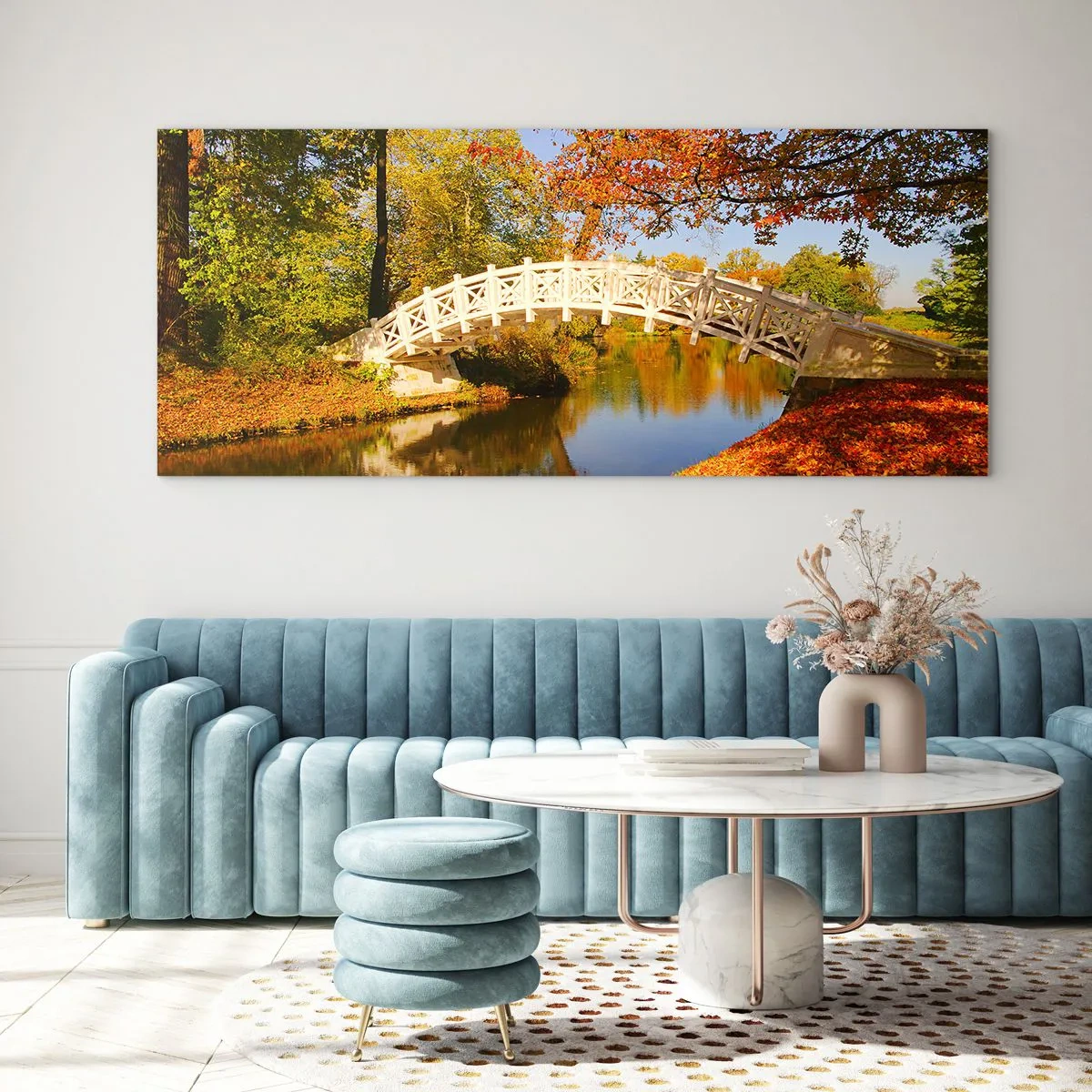 Obraz na szkle - Mostek w parku otoczony jesiennymi liśćmi nad spokojną wodą - 120x50cm - Na białym mostku westchnień - Nowoczesna dekoracja ścienna do salonu i sypialni ARTTOR