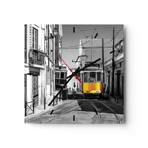 Zegar ścienny - Żółty tramwaj na ulicach Lizbony w monochromatycznej scenerii - 30x30cm - Duch Lizbony - Nowoczesna dekoracja ścienna do salonu i sypialni ARTTOR