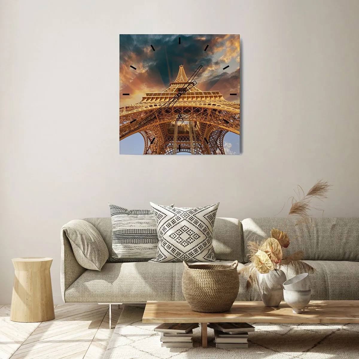 Zegar ścienny - Wieża Eiffla z perspektywy dolnej na tle zachodzącego słońca - 30x30cm - Jak ludzkość sięgnęła nieba - Nowoczesna dekoracja ścienna do salonu i sypialni ARTTOR