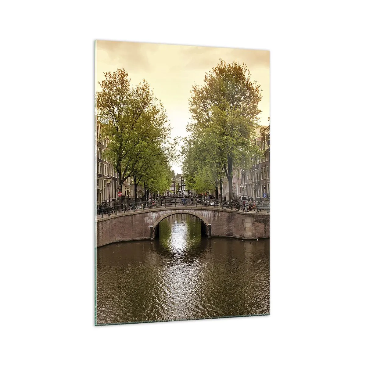 Obraz na szkle - Kanał w Amsterdamie otoczony historycznymi kamienicami - 70x100cm - Łodzią czy rowerem? - Nowoczesna dekoracja ścienna do salonu i sypialni ARTTOR