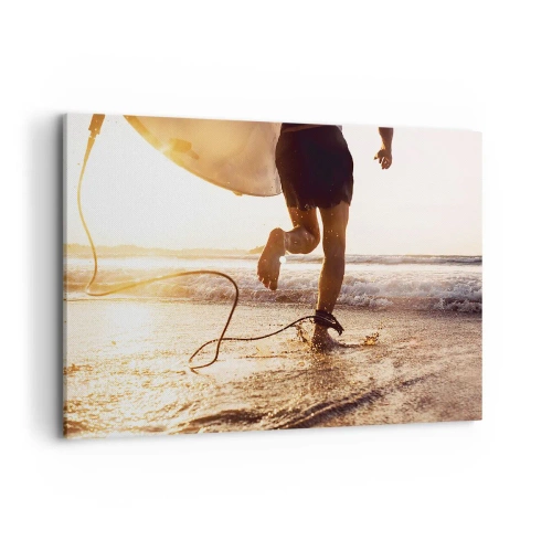 Obraz na płótnie - Surfer biegnący po plaży z deską w blasku słońca - 100x70cm - Na spotkanie fali - Nowoczesna dekoracja ścienna do salonu, kuchni i sypialni ARTTOR