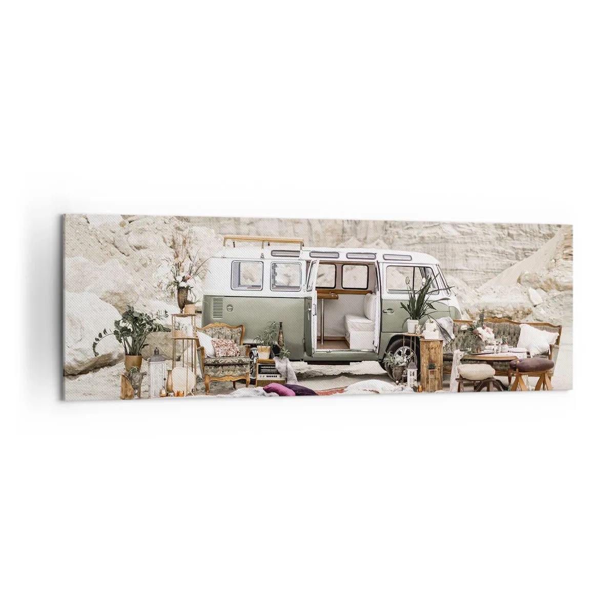 Obraz na płótnie - Retro camper z aranżacją boho na tle skalistego krajobrazu - 160x50cm - Podróż czas zacząć - Nowoczesna dekoracja ścienna do salonu i sypialni ARTTOR