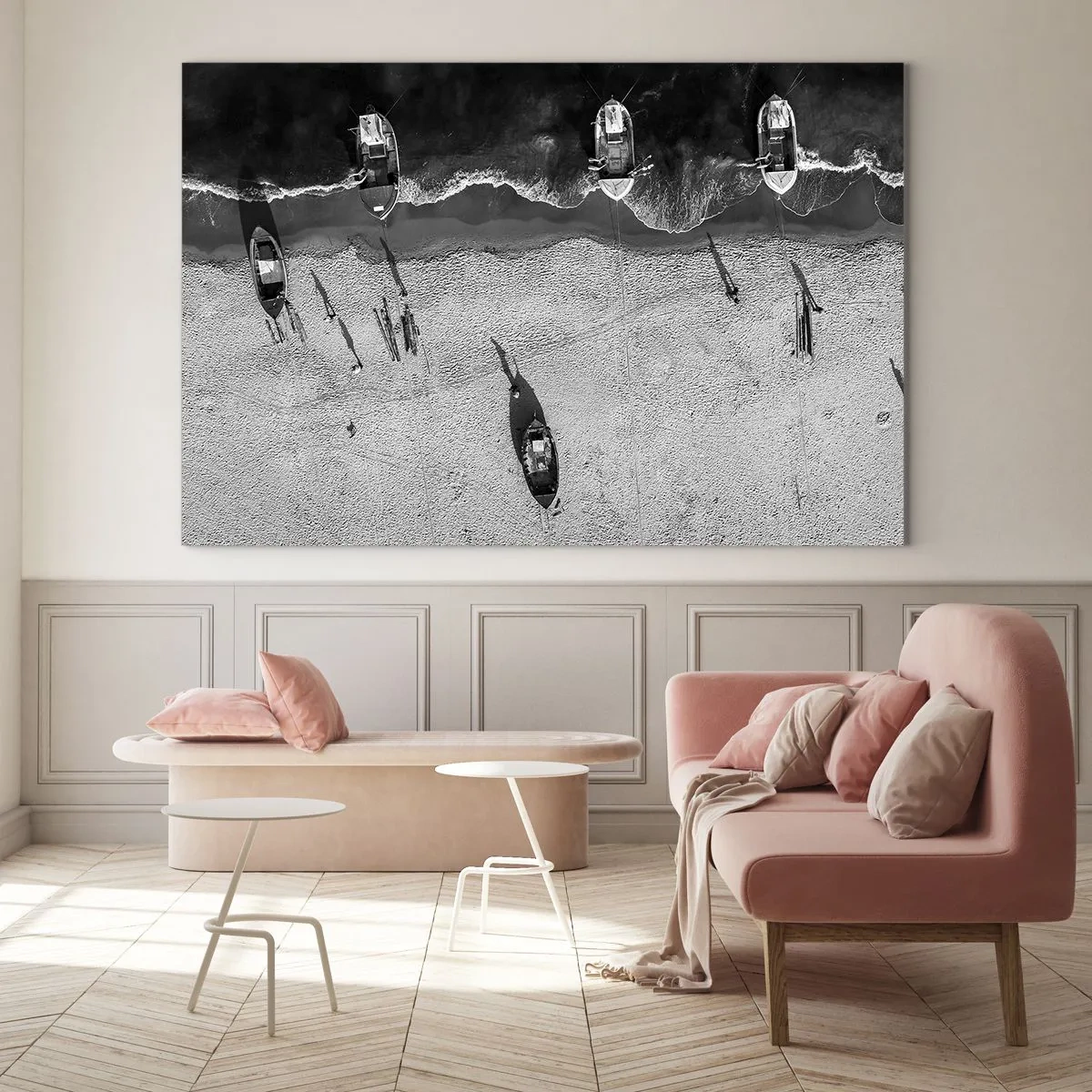 Obraz na szkle - Czarno-białe łodzie i ich cienie na piaszczystej plaży widziane z góry - 70x50cm - Jeszcze na brzegu… - Nowoczesna dekoracja ścienna do salonu i sypialni ARTTOR