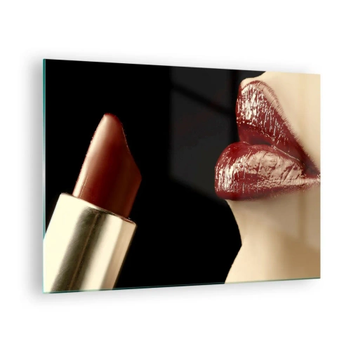 Obraz na szkle - Zmysłowe usta z karminową szminką na ciemnym tle - 70x50cm - Zmysłowość i blask karminu - Nowoczesna dekoracja ścienna do salonu i sypialni ARTTOR