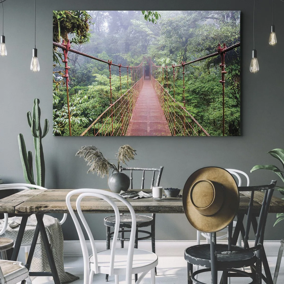 Obraz na płótnie - Most wiszący w tropikalnej dżungli otoczony mgłą - 70x50cm - Zawieszony nad koronami - Nowoczesna dekoracja ścienna do salonu i sypialni ARTTOR
