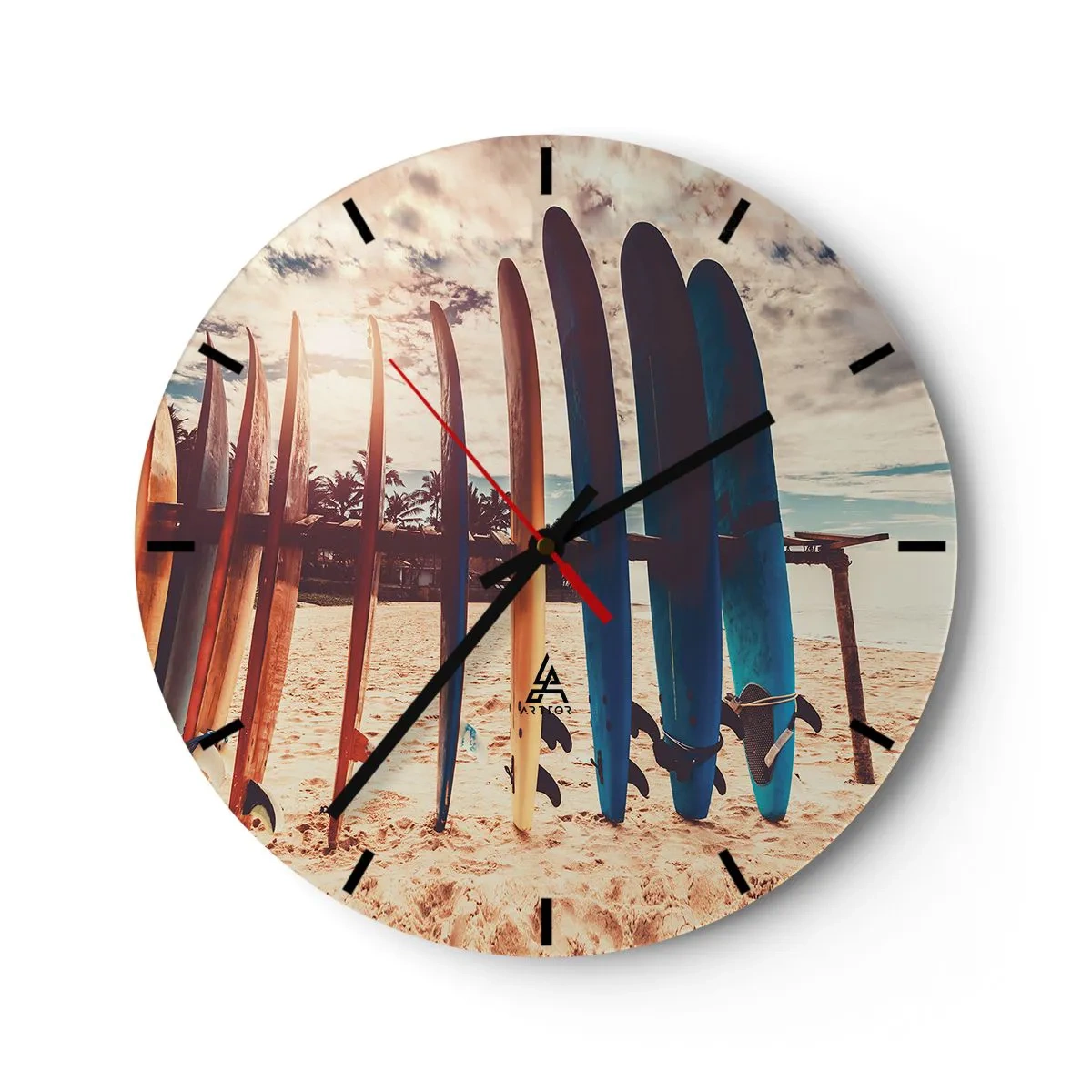 Zegar ścienny - Deski surfingowe ustawione na plaży o zachodzie słońca - 30x30cm - Dobranoc, do jutra - Nowoczesna dekoracja ścienna do salonu, kuchni i sypialni ARTTOR