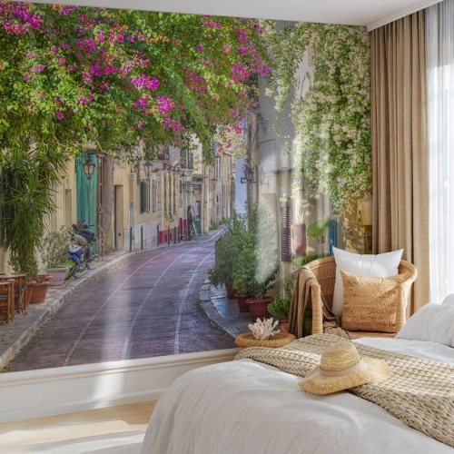 Fototapeta Standard Eco - Urokliwa uliczka z kwitnącymi pnączami i kawiarniami - 100x70cm - Kwitnący zaułek - Nowoczesna dekoracja ścienna do salonu i sypialni ARTTOR